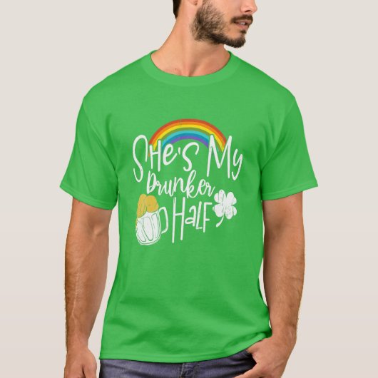 彼女は私の酔っ払い半分のSt patricks dayにマッチする部屋 Tシャツ (正面)