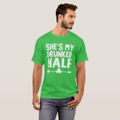 彼女は私の酔っ払い半分のSt patricks dayカップルの飲み物だ Tシャツ (正面フル)