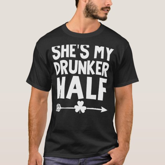 彼女は私の酔っ払い半分のSt patricks dayカップルの飲み物だ Tシャツ (正面)