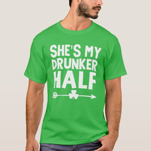 彼女は私の酔っ払い半分のSt patricks dayカップルの飲み物だ Tシャツ (正面)