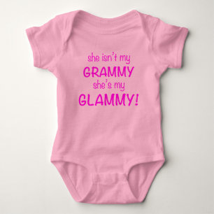 彼女は私のGrammyではないです。 彼女は私のGLAMMYです ベビーボディスーツ