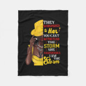 彼女は私は嵐の黒い歴史のMoであるようにささやいた フリースブランケット (正面)