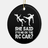 彼女は私またはRcカーレースおもしろいことわざ セラミックオーナメント (左)