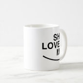彼女は私を(右の) .png愛します コーヒーマグカップ (正面右)
