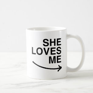 彼女は私を(右の) .png愛します コーヒーマグカップ