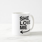 彼女は私を(左の) .png愛します コーヒーマグカップ (正面右)