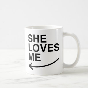 彼女は私を(左の) .png愛します コーヒーマグカップ