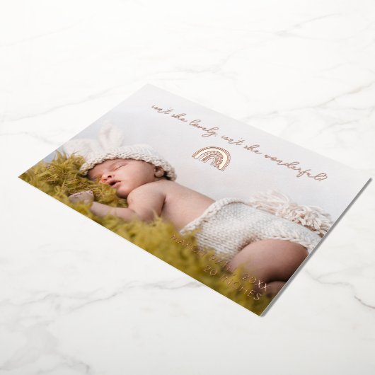 彼女は素敵な虹のベビー誕生の発表ではない 箔招待状 (回転した状態)