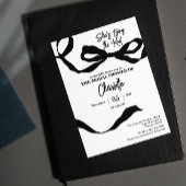 彼女は結び目のブライダルシャワーを白黒で結んでいる 招待状