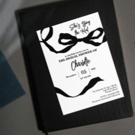 彼女は結び目のブライダルシャワーを白黒で結んでいる 招待状