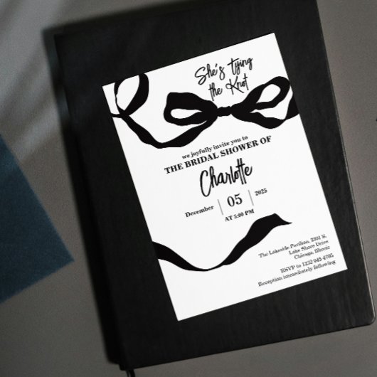 彼女は結び目のブライダルシャワーを白黒で結んでいる 招待状