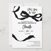彼女は結び目のブライダルシャワーを白黒で結んでいる 招待状 (正面)