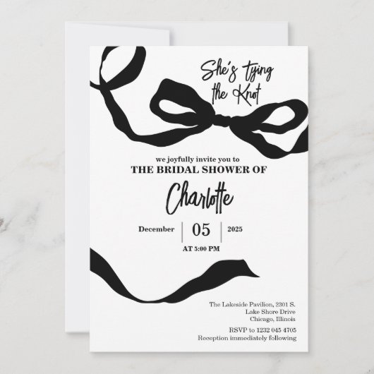 彼女は結び目のブライダルシャワーを白黒で結んでいる 招待状 (正面)