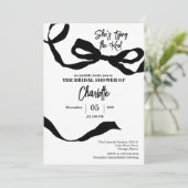 彼女は結び目のブライダルシャワーを白黒で結んでいる 招待状 (スタンド正面)