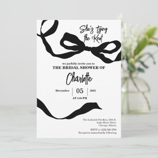 彼女は結び目のブライダルシャワーを白黒で結んでいる 招待状 (スタンド正面)