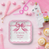 彼女は結び目の弓のブライダルシャワーを印刷している ペーパープレート (パーティー)