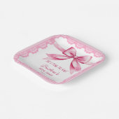 彼女は結び目の弓のブライダルシャワーを印刷している ペーパープレート (傾斜あり)