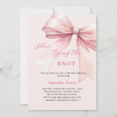 彼女は結び目の柔らかいピンクの弓のブライダルシャワー 招待状 (正面)