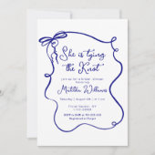 彼女は結び目の海軍の弓ブライダルシャワー 招待状 (正面)