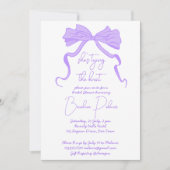 彼女は結び目の紫のリボンの弓を結んでいる 招待状 (正面)