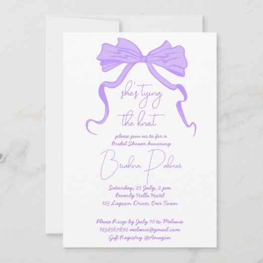 彼女は結び目の紫のリボンの弓を結んでいる 招待状 (正面)