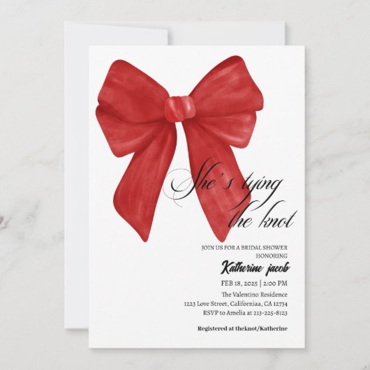 彼女は結び目の赤い弓ブライダルシャワーを結んでいる 招待状