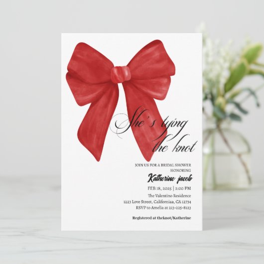 彼女は結び目の赤い弓ブライダルシャワーを結んでいる 招待状 (スタンド正面)