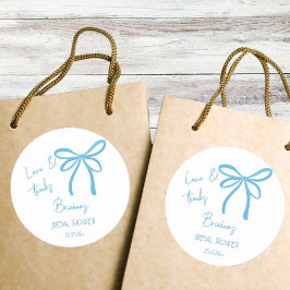 彼女は結び目の青いリボンの弓の恩恵を受けている ラウンドシール