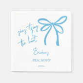 彼女は結び目の青いリボンの弓をプリントしている スタンダードカクテルナプキン (正面)