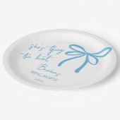 彼女は結び目の青いリボンの弓をプリントしている ペーパープレート (アングル)