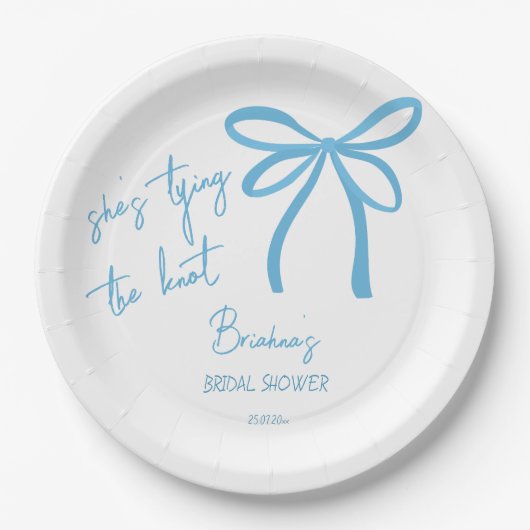 彼女は結び目の青いリボンの弓をプリントしている ペーパープレート (正面)