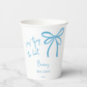 彼女は結び目の青いリボンの弓をプリントしている 紙コップ (裏面)