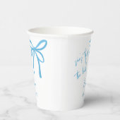 彼女は結び目の青いリボンの弓をプリントしている 紙コップ (右)