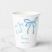 彼女は結び目の青いリボンの弓をプリントしている 紙コップ (正面)