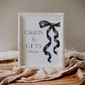 彼女は結び目の黒い弓のカードとギフトを結んでいる ポスター