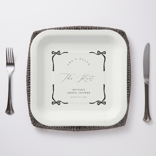 彼女は結び目の黒い弓 ペーパープレート