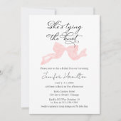 彼女は結び目を結んでいる |ピンクボウブライダルシャワー 招待状 (正面)