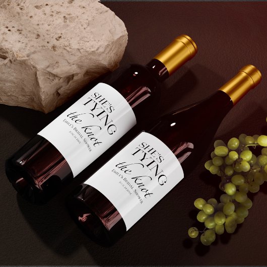 彼女は結び目を結んでいる |ブラック&ホワイトブライダルシャワー ワインラベル