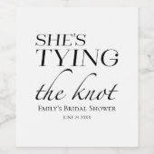 彼女は結び目を結んでいる |ブラック&ホワイトブライダルシャワー ワインラベル (シングルラベル)