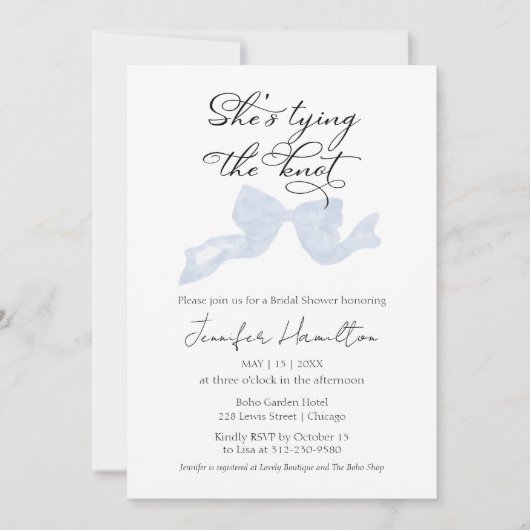 彼女は結び目を結んでいる |ブルーボウブライダルシャワー 招待状 (正面)