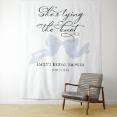 彼女は結び目を結んでいる |ボウブライダルシャワー背景 タペストリー (インサイチュ)