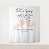 彼女は結び目を結んでいる |ボウブライダルシャワー背景 タペストリー (正面)