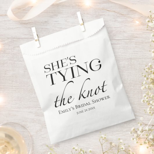 彼女は結び目を結んでいる |ミニマルブライダルシャワー フェイバーバッグ (クリップ留めされた状態)