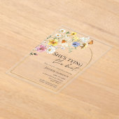 彼女は結び目を結んでいる |ワイルドフラワーブライダルシャワー アクリル招待状 (レイダウン)