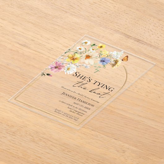 彼女は結び目を結んでいる |ワイルドフラワーブライダルシャワー アクリル招待状 (レイダウン)
