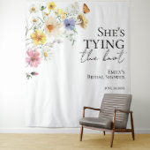 彼女は結び目を結んでいる | Bohoブライダルシャワー背景 タペストリー (インサイチュ)