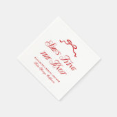 彼女は結び目を赤く引いたエレガント弓を結んでいる スタンダードカクテルナプキン (角)