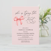 彼女は結び目ピンクの弓ブライダルシャワー 招待状 (スタンド正面)