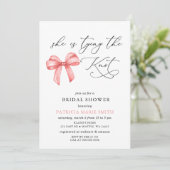 彼女は結び目ピンクの弓ブライダルシャワー 招待状 (スタンド正面)