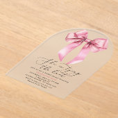 彼女は結び目ピンクボウブライダルシャワーアーチ アクリル招待状 (レイダウン)